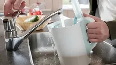 Varför man inte ska fylla på vatten i vattenkokaren efter att den har kokat upp: ett vanligt misstag många gör