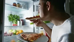 Kan man äta sent på kvällen om man vill gå ner i vikt? Tränaren krossar den populära myten