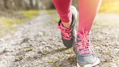 Promenad mot bukfett: Tränaren avslöjar den effektiva dagliga mängden för resultat