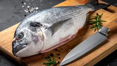 Fisk kan fjällas utan smuts och stänk: knep från erfarna kockar med behållare och vatten