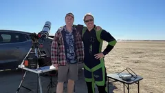 Ingen Photoshop: astrofotograf fångar bild av fallande man mot bakgrunden av solens yta