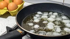 Stekta ägg blir perfekta: ovanligt knep med isbit i stekpannan