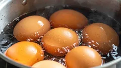 Häll inte vattnet efter att ha kokat ägg i diskhon: så här gör du naturligt gödningsmedel för blommor