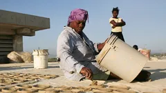 I vilket land äter man solbakade "lerkakor" – och varför?