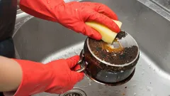 Svart beläggning på stekpannan och grytan försvinner av sig själv: Ett enkelt knep som lätt löser problemet