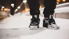 Ett stänk på sulan i november och du kan springa på is: skorna klamrar sig fast vid marken som taggar