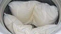 Inga gula fläckar kvar: en matsked räcker för kuddar vita som snö