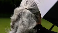 Hur man enkelt döljer grått hår: praktiska tips för kvinnor och män