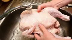 Varför du inte ska tvätta rå kyckling innan tillagning – det största misstaget som alla gör