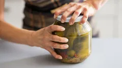 Hur du öppnar vilken burk som helst i köket utan stress – 2 enkla sätt: till och med barn klarar det